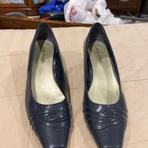 Women’s dress pump size 12 - 2” heel Navy